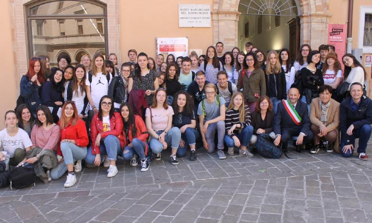 Macerata, Europa e scambi culturali: liceali di Weiden ospiti dei “colleghi” del Giacomo Leopardi Macerata, Europa e scambi culturali: liceali di Weiden ospiti dei “colleghi” del Giacomo Leopardi