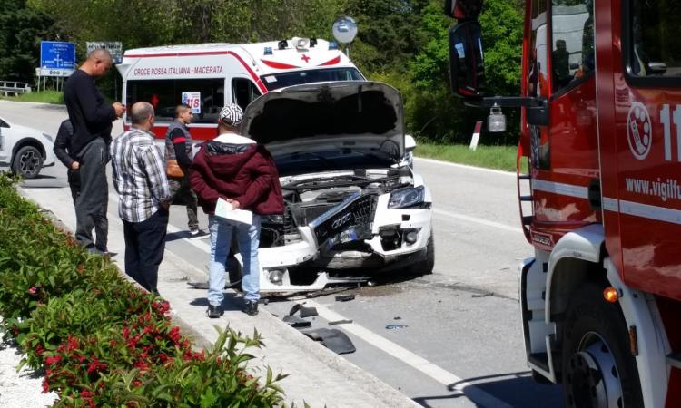 Passo San Ginesio, violento frontale tra due auto: una finisce in un campo (FOTO) Passo San Ginesio, violento frontale tra due auto: una finisce in un campo (FOTO)