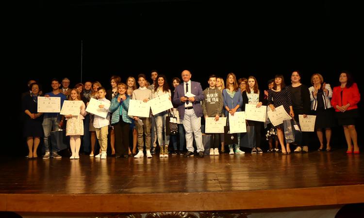 Domani al 'Persiani' di Recanati la cerimonia di premiazione dei vincitori del concorso “Raccontar…Scrivendo” Domani al 'Persiani' di Recanati la cerimonia di premiazione dei vincitori del concorso “Raccontar…Scrivendo”