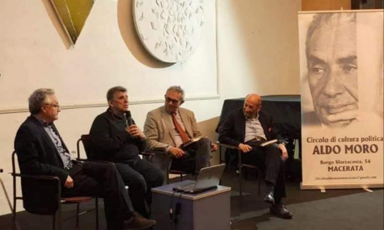 Macerata, grandi emozioni per la testimonianza di Pietro Bartolo all'Ostello "Ricci" Macerata, grandi emozioni per la testimonianza di Pietro Bartolo all'Ostello "Ricci"