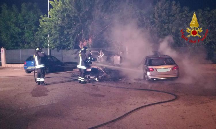 Morrovalle, incendio nella notte: in fiamme un camper ed un'auto (FOTO)