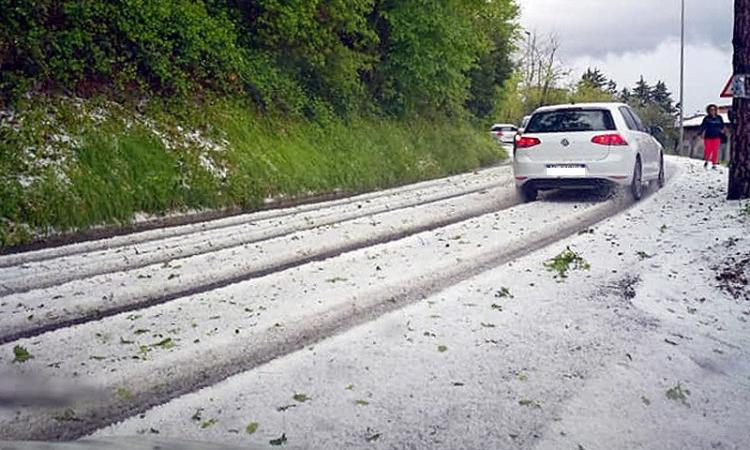 Filottrano coperta dalla grandine con cumuli fino a 10 centimetri (FOTO e VIDEO)