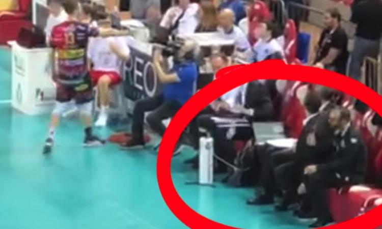 Lube-Perugia, scintille in gara 2. Sospeso Cormio: il momento del lancio della bottiglia (VIDEO) Lube-Perugia, scintille in gara 2. Sospeso Cormio: il momento del lancio della bottiglia (VIDEO)