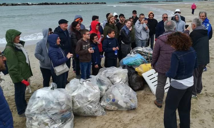 Volontari in azione domenica 12 per "Ripuliamo l'Adriatico a Civitanova" Volontari in azione domenica 12 per "Ripuliamo l'Adriatico a Civitanova"