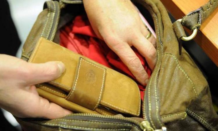 Recanati, ruba il portafogli dalla zaino di una donna: denunciato Recanati, ruba il portafogli dalla zaino di una donna: denunciato