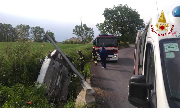 Montelupone, perde il controllo dell'auto e sfonda il guardrail: la conducente all'ospedale (FOTO)