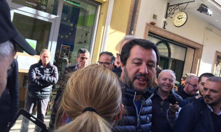 Visita a sorpresa di Salvini a Civitanova per la chiusura dei negozi di cannabis light (FOTO)