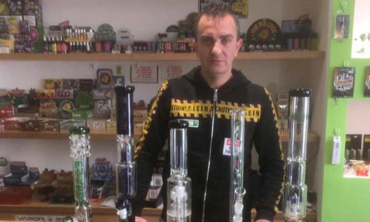 Civitanova, il titolare del Canapa Shop non ci sta e su Facebook si scaglia contro il sindaco