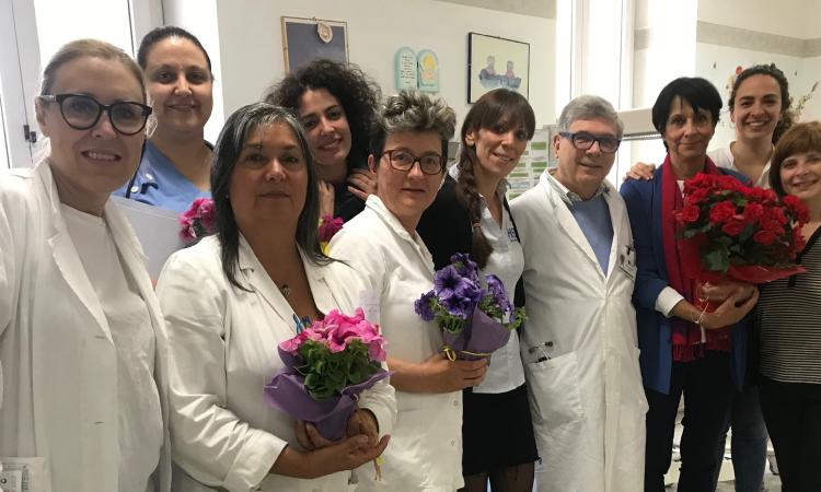Macerata, l'Associazione "Help" dona una libreria al reparto di Ostetricia