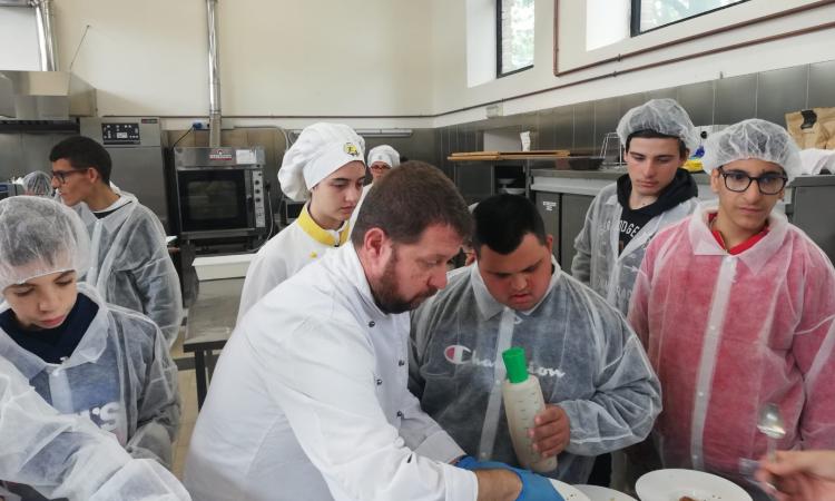 Cingoli, iniziativa "Dall'orto in tavola" dell'Istituto Alberghiero: protagonisti gli alunni con disabilità Cingoli, iniziativa "Dall'orto in tavola" dell'Istituto Alberghiero: protagonisti gli alunni con disabilità