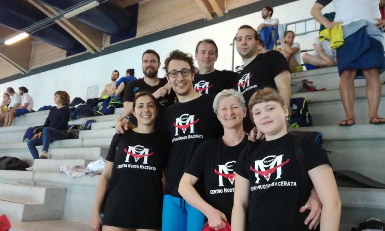 Centro Nuoto Macerata, i grandi dei Master volano in acqua: 30 medaglie in 2 gare