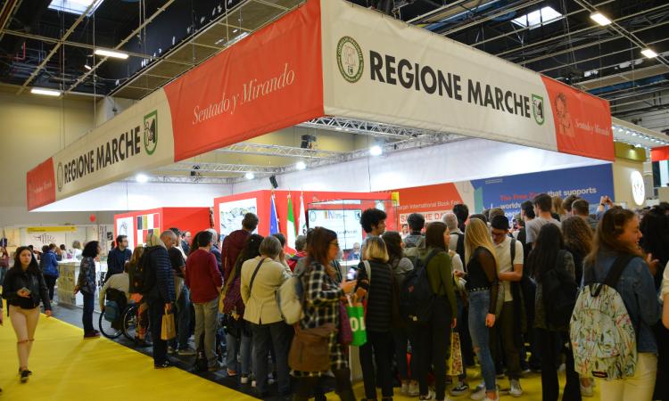 Boom di visitatori per lo stand delle Marche al Salone del Libro Boom di visitatori per lo stand delle Marche al Salone del Libro
