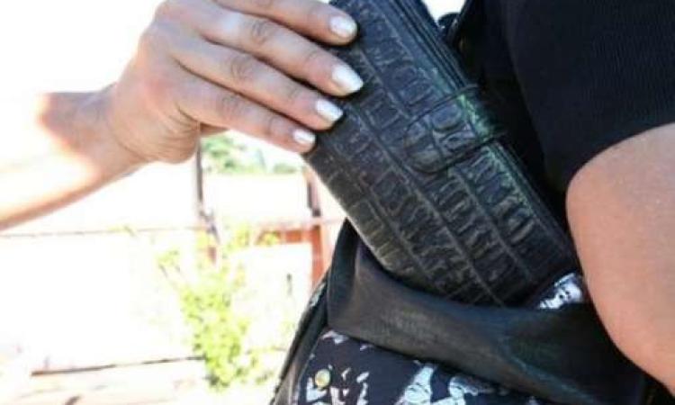 Civitanova, cade mentre insegue lo scippatore della madre: labbro spaccato e mano fratturata