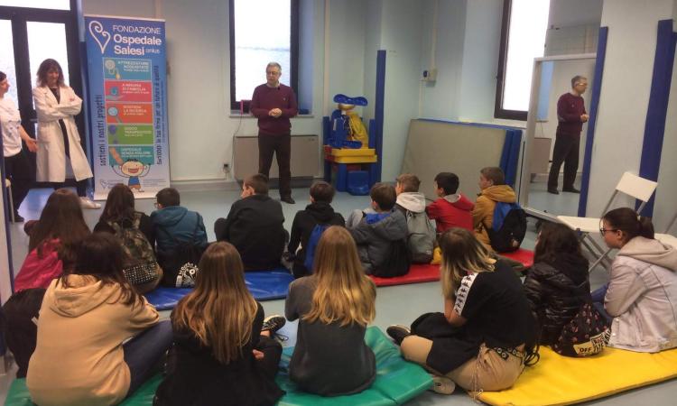 "Una piccola donazione per una grande azione": gli studenti della 'Lucatelli' incontrano la Fondazione Salesi di Ancona