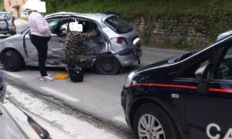 Sarnano, incidente tra due auto: feriti estratti dalle lamiere (FOTO)