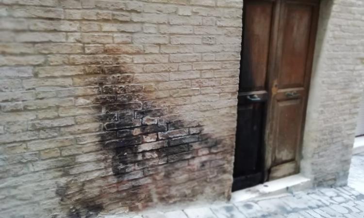 Macerata, notte folle: vandali danno fuoco al portone di un magazzino del centro Macerata, notte folle: vandali danno fuoco al portone di un magazzino del centro