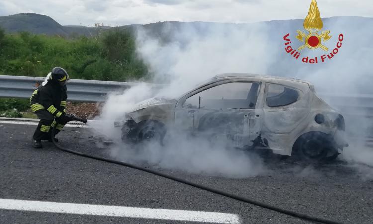 Serravalle Di Chienti, vettura in fiamme in Superstrada: pronto interventi dei Vigili del Fuoco