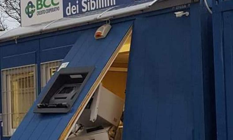 Matelica, tentano di far saltare in aria il bancomat: boato nella notte Matelica, tentano di far saltare in aria il bancomat: boato nella notte