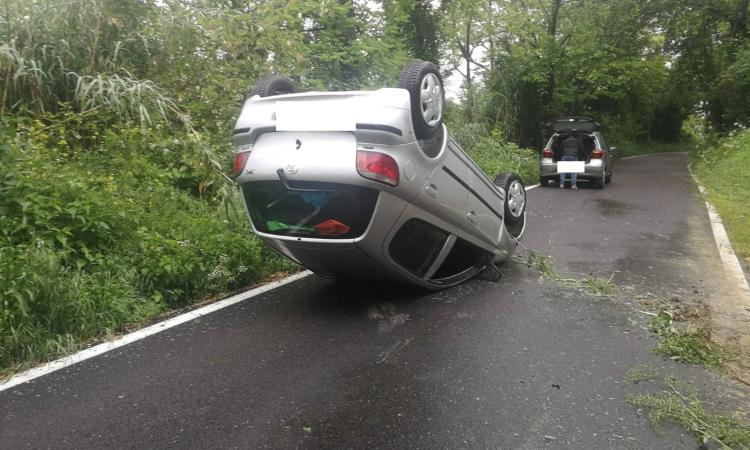 Macerata, provoca un incidente e scappa: carambola a Fontescodella (FOTO)
