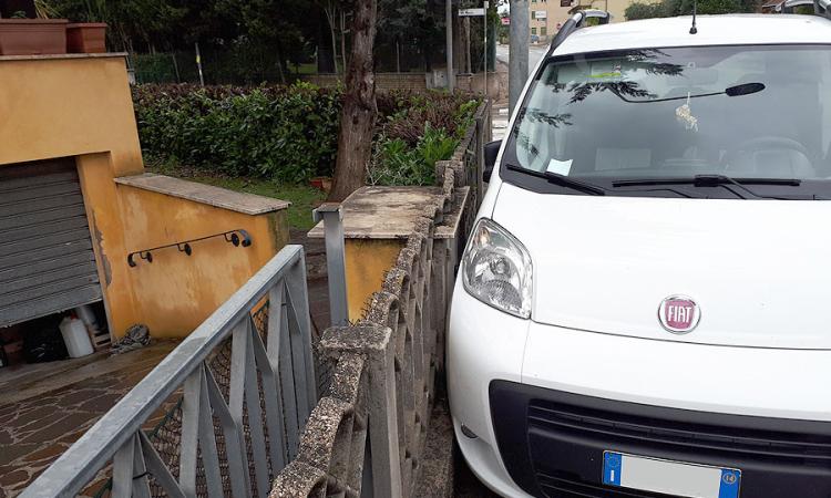 Montecosaro: scontro all'incrocio, auto contro il recinto di una casa