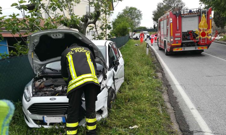 Civitanova, collisione tra due auto lungo la Provinciale: una donna all'ospedale (FOTO) Civitanova, collisione tra due auto lungo la Provinciale: una donna all'ospedale (FOTO)