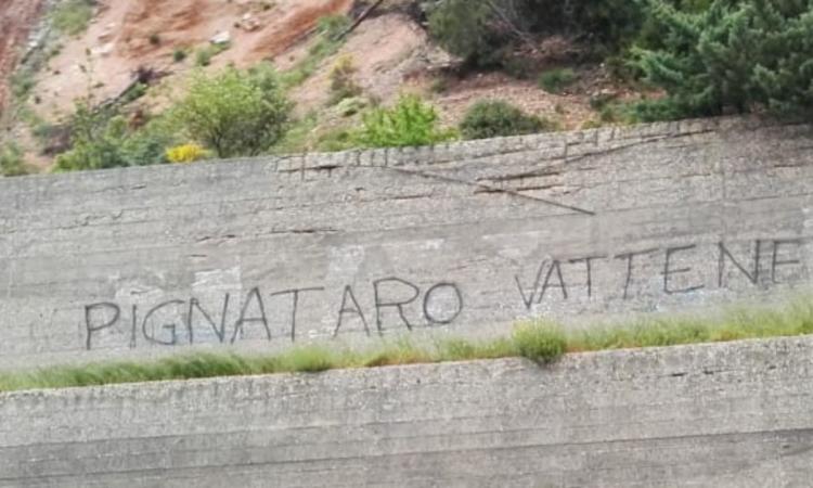 "Pignataro Vattene", continuano le scritte contro il questore "Pignataro Vattene", continuano le scritte contro il questore