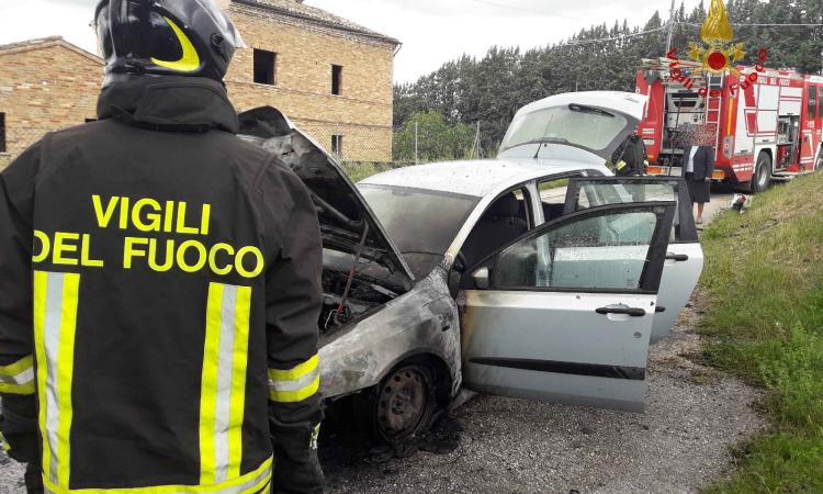Civitanova, auto in fiamme lungo la strada: il conducente riesce a mettersi in salvo