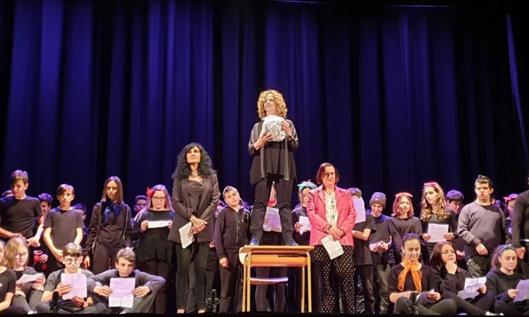 "Una Pallottola di Carta": il teatro incontra la scuola a Morrovalle "Una Pallottola di Carta": il teatro incontra la scuola a Morrovalle