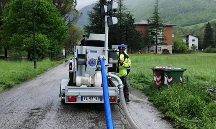 Maltempo, volontari della Protezione Civile impegnati per l'emergenza fiume Potenza nella zona di Fiuminata Maltempo, volontari della Protezione Civile impegnati per l'emergenza fiume Potenza nella zona di Fiuminata