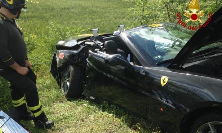 Scontro tra due Ferrari alla Mille miglia: ferita una donna Scontro tra due Ferrari alla Mille miglia: ferita una donna
