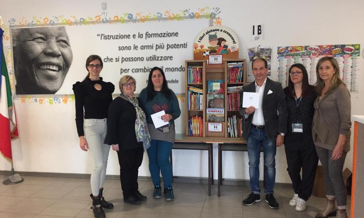 Montecosaro, oltre 100 nuovi libri donati alla scuola elementare "Nelson Mandela"