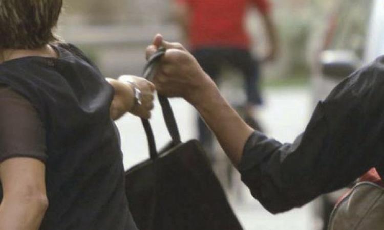 Civitanova, strappò via la borsa ad una donna: arrestato il colpevole