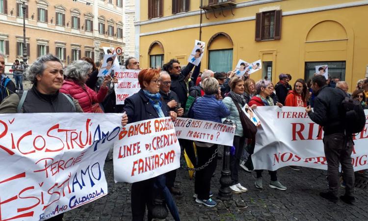 A Roma la protesta dei terremotati: “Ricostruzione assente, vogliamo risposte concrete” (FOTO)