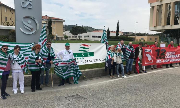 Porto Potenza Picena, manifestazione della Cisl davanti al Santo Stefano