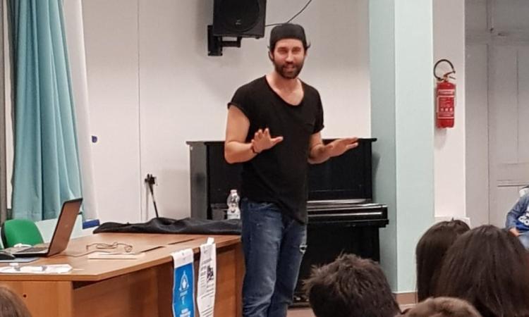 Simone Riccioni ha incontrato gli studenti della "Lucatelli":"Ragazzi credete nei vostri sogni e siate felici"