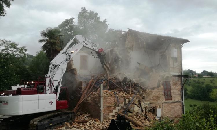 Terremoto, San Severino: demolito un altro edificio nel quartiere Uvaiolo Terremoto, San Severino: demolito un altro edificio nel quartiere Uvaiolo