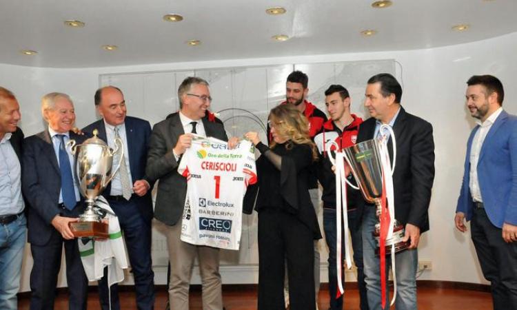 Anche la Regione premia la Lube: medaglia e bandiera delle Marche donate ai campioni d'Italia e d'Europa Anche la Regione premia la Lube: medaglia e bandiera delle Marche donate ai campioni d'Italia e d'Europa