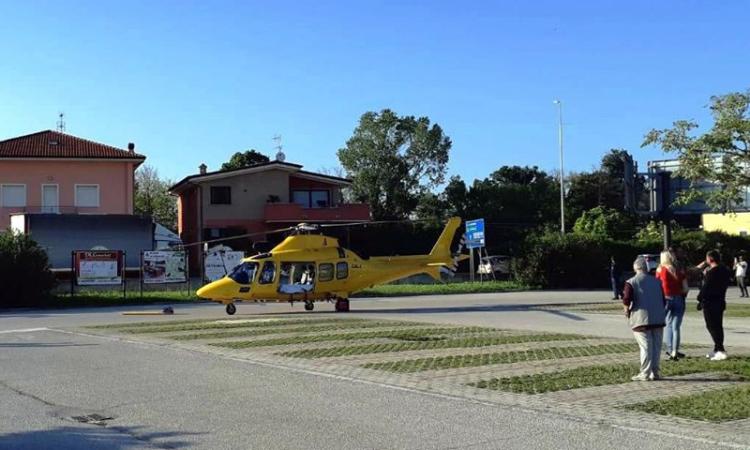Scontro tra auto e moto sul ponte: centauro in ospedale, traffico in tilt a Civitanova Scontro tra auto e moto sul ponte: centauro in ospedale, traffico in tilt a Civitanova