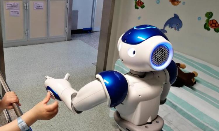 Salesi, donato un robot umanoide per i piccoli ricoverati presso il nosocomio anconetano