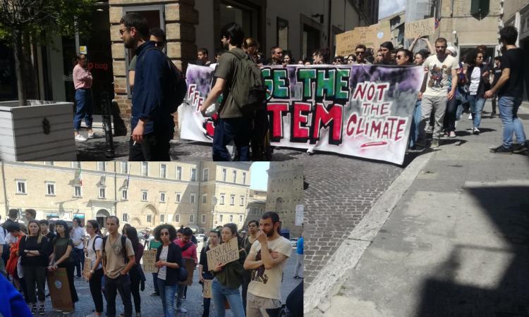 Macerata, sciopero Fridays For Future: "Il clima deve salire in cima all'agenda politica comunale" (FOTO E VIDEO)