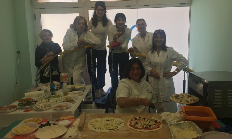 Dopo la tremenda malattia, torna a fare la pizza: la favola della pizzaiola Mattea Dopo la tremenda malattia, torna a fare la pizza: la favola della pizzaiola Mattea