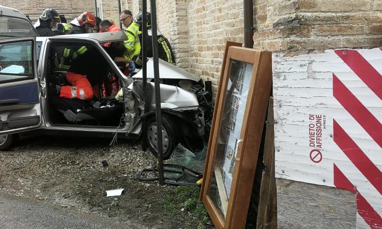 Urbisaglia, donna accusa un malore alla guida e finisce contro la chiesa: è in codice rosso (FOTO e VIDEO) Urbisaglia, donna accusa un malore alla guida e finisce contro la chiesa: è in codice rosso (FOTO e VIDEO)
