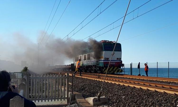 Civitanova, treno a fuoco: linea ferroviaria in tilt, il fumo invade il quartiere Fontespina (FOTO)