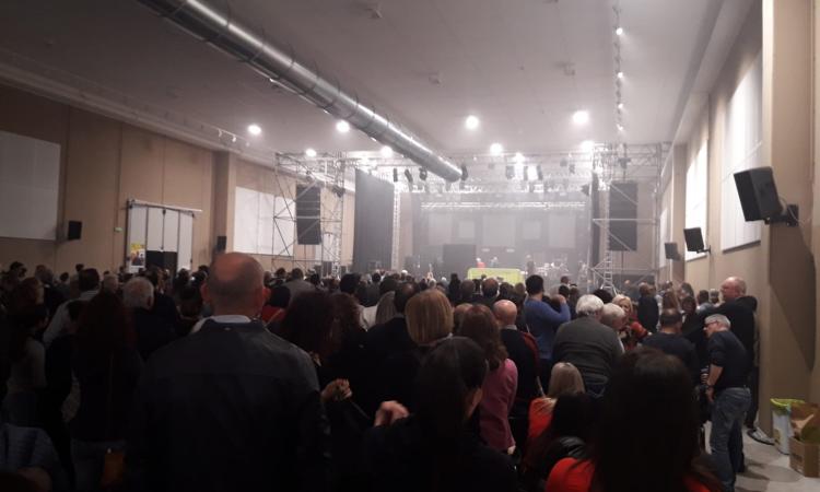 Castelraimondo, Gaetano Curreri cade sul palco: interrotto il concerto degli Stadio Castelraimondo, Gaetano Curreri cade sul palco: interrotto il concerto degli Stadio