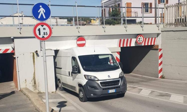 Civitanova, statistiche da record alla Castellara: ennesimo furgone bloccato Civitanova, statistiche da record alla Castellara: ennesimo furgone bloccato