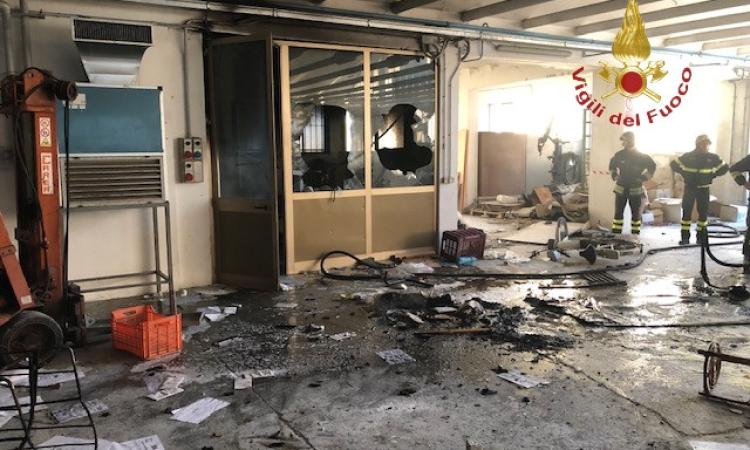 Montecosaro, bravata in una fabbrica dismessa: innescato incendio (FOTO)