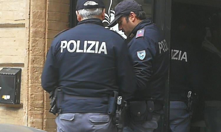 Macerata, operazione della Polizia nel negozio "Loveth Africa shop"  (Video e Foto)