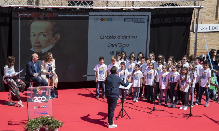Recanati, flash mob con migliaia di studenti per i duecento anni de “L’Infinito”