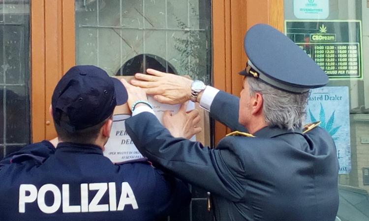 Civitanova, chiuso nuovamente un negozio di cannabis light: denunciato il titolare per spaccio (Foto) Civitanova, chiuso nuovamente un negozio di cannabis light: denunciato il titolare per spaccio (Foto)