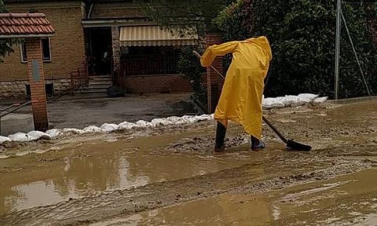 Allarme allagamenti a Tolentino: operai al lavoro in contrada Piani Bianchi